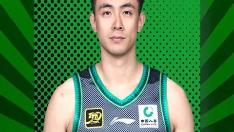 “亚冬会冰壶混双循环赛中国队首战告捷，人民日报客户端实时报道”